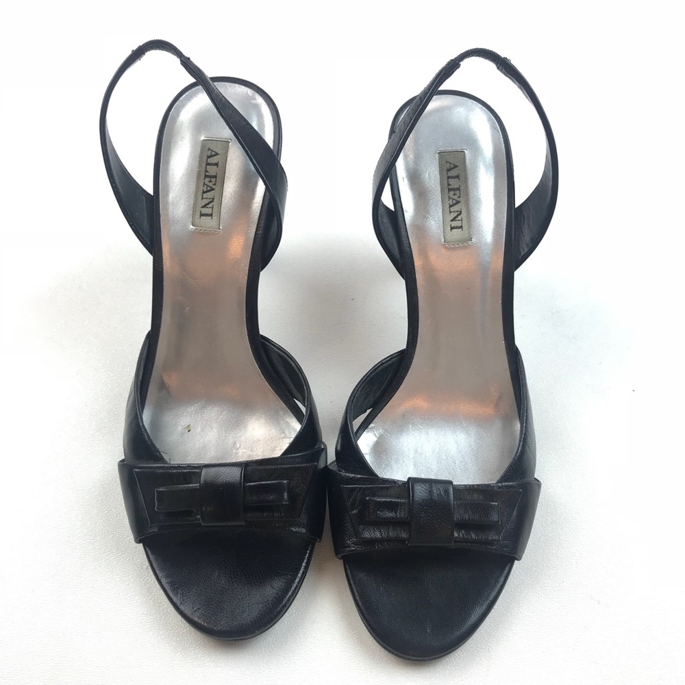 Heel with bow detail